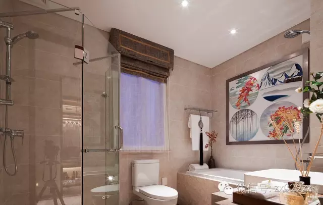 亮光仿石材瓷磚鋪貼，在浴缸上方設置裝飾畫點綴，衛生間也能如此溫馨