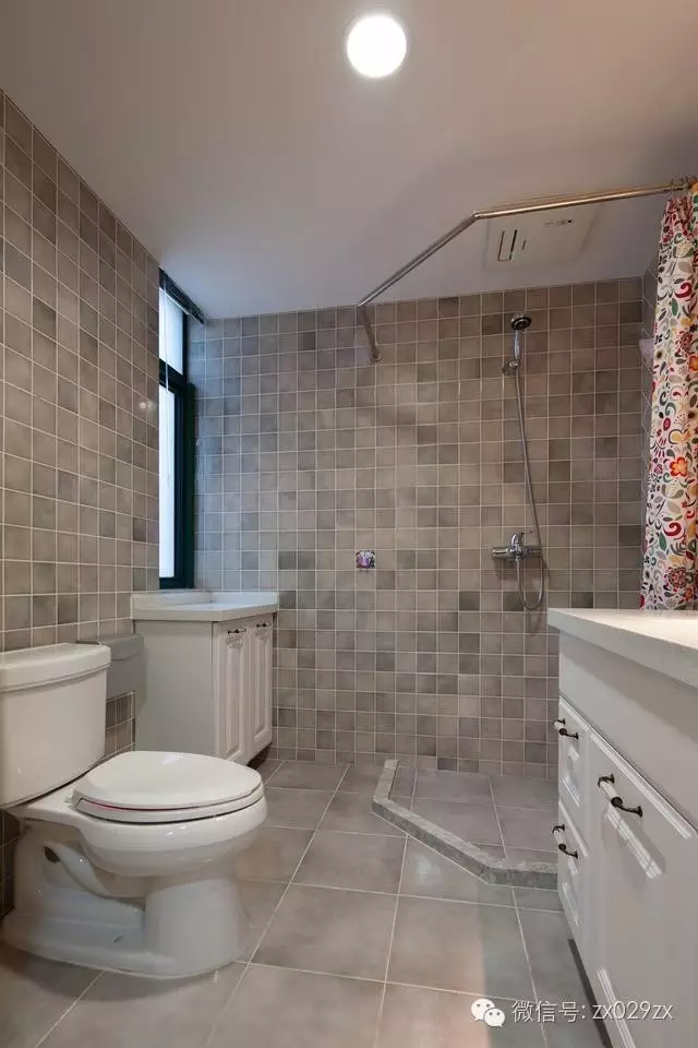 素色啞光格子瓷磚是近年來流行做法，搭配白色浴櫃更顯清爽
