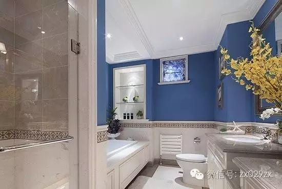 超大衛生間，上牆使用藍色防水油漆，下牆使用瓷磚加腰線，只適合放置浴缸的環境，淋浴還是避免使用防水漆