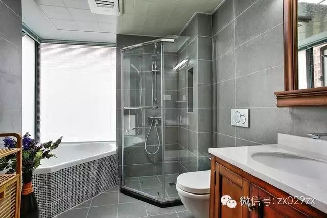 大面積灰色啞光瓷磚，點綴浴缸馬賽克，整體素雅乾淨
