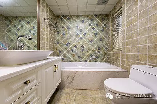 小格子啞光瓷磚鋪貼，浴缸背景彩色格子瓷磚菱形鋪貼，舒服乾淨