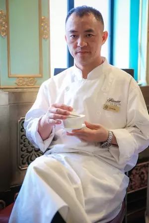 chef 马浩成   和平饭店中餐厅主厨,拥有二十五年的烹饪经验,曾前往