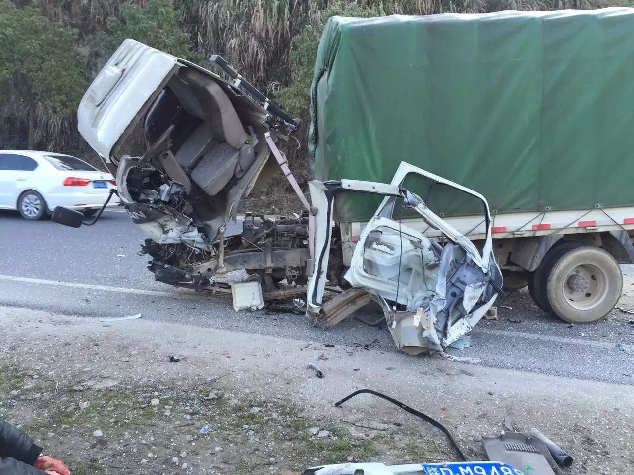 珠田坑口路段三车连环相撞,货车头被撕裂成两半.