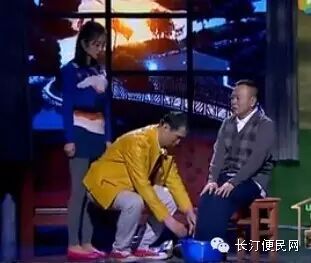 潘长江最新小品给父亲洗脚,笑中带泪引深思!