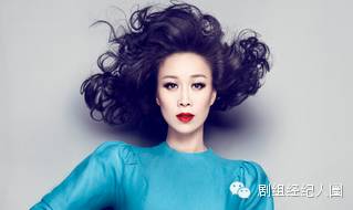 她曾是乐坛大姐大,瞧不起刀郎威胁过林志玲,现今49岁无...