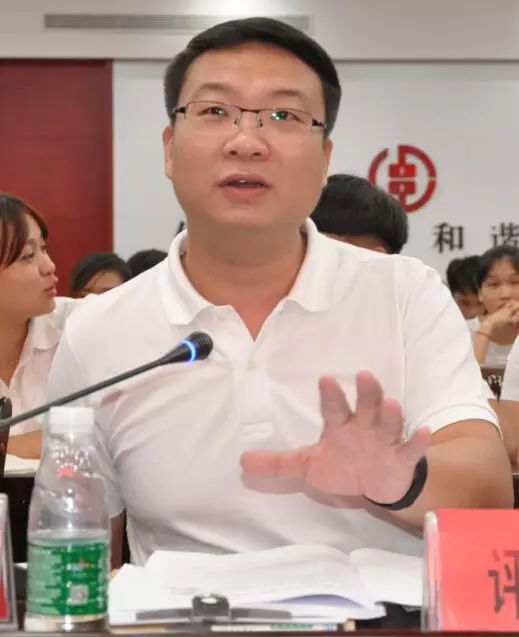 团市委书记周亮为参赛选手点评