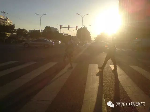 同样是对着太阳逆光照片由于无法缩小光圈,手机拍出来的太阳光范围就
