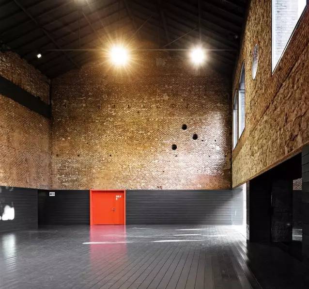 马德里艺术中心：光的戏剧性表现