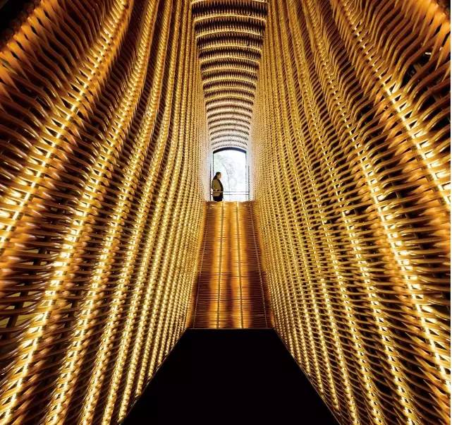 马德里艺术中心：光的戏剧性表现