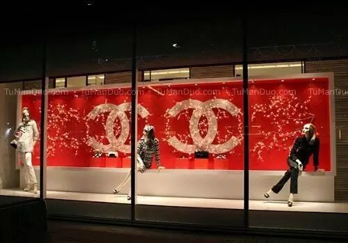 知性女装店铺的橱窗模特如何陈列？