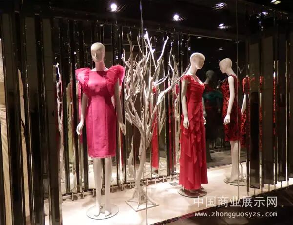 知性女装店铺的橱窗模特如何陈列？