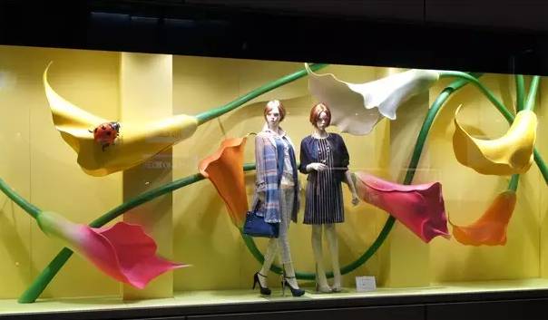 服装店橱窗陈列的设计及灯光用法解析