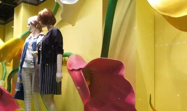 服装店橱窗陈列的设计及灯光用法解析
