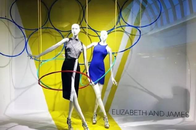 服装店橱窗陈列的设计及灯光用法解析