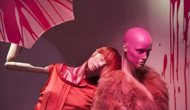 服装店橱窗陈列的设计及灯光用法解析