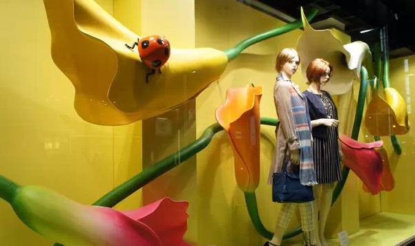 服装店橱窗陈列的设计及灯光用法解析