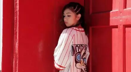 大腿粗、造型low！看了邓紫棋美国街拍，才知道什么叫美图都无法拯救……