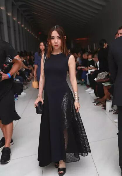 大腿粗、造型low！看了邓紫棋美国街拍，才知道什么叫美图都无法拯救……