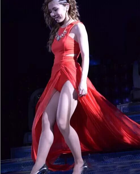 大腿粗、造型low！看了邓紫棋美国街拍，才知道什么叫美图都无法拯救……