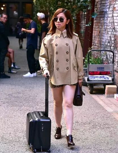 大腿粗、造型low！看了邓紫棋美国街拍，才知道什么叫美图都无法拯救……