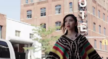 大腿粗、造型low！看了邓紫棋美国街拍，才知道什么叫美图都无法拯救……