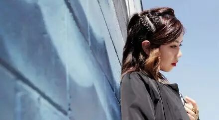 大腿粗、造型low！看了邓紫棋美国街拍，才知道什么叫美图都无法拯救……