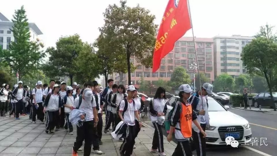 娄底一中组织学生远足60华里 家长发声:我们是彼此的英雄