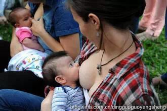 漂亮妈户外哺乳很害羞，教你如何应对尴尬
