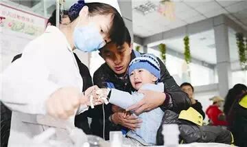 孩子生病别着急输液  小心打出“不育不孕”
