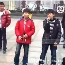 王俊凯街头献唱 TFBOYS成名前也心酸