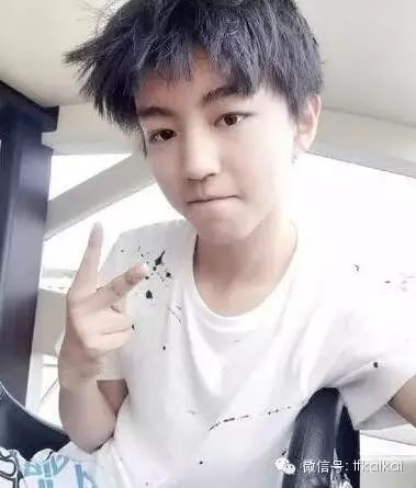 TFBOYS王俊凯微博晒剪刀手