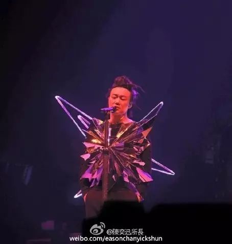 陈奕迅晒演出照造型“浮夸” 网友:但我喜欢