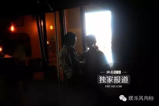 蒋欣刘涛杨紫搓饭至天亮 杨紫喝高路边呕吐