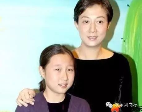 成龙16岁私生女抽烟喝酒 母亲吴绮莉受指责