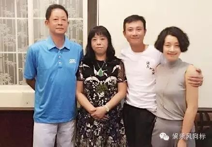 文章紧搂妻子马伊琍恩爱满满 女方烫卷发