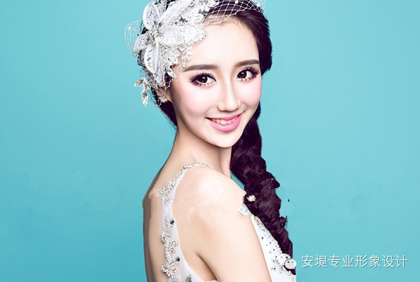 小清新新娘妆的化妆技巧就为您介绍这么多了哦,希望可以帮助到追求小清新新娘妆的90S后准新娘http://www.zcandi.com 亲爱的朋友,感谢您关注《安堤彩妆美甲培训学校》哦! 如果你觉得这篇文章好看又实用的话,欢迎您选择分享至朋友圈或者发送给朋友,一起关注更多关于专业又时尚的《安堤彩妆美甲培训学校》的资讯! 安堤彩妆美甲培训学校: 网址:www.