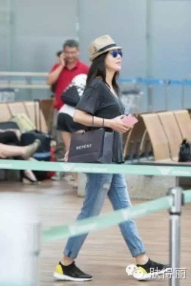 国际明星金允珍出国,裸颜也十分漂亮