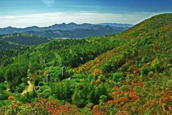 康平三县交界处,是集宗教祭祀,摩崖石刻艺术与自然风光于一体的旅游