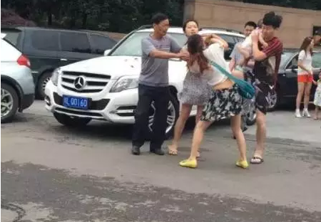 峨眉某小区门口,女司机挡道 奔驰男挥舞拖鞋追打