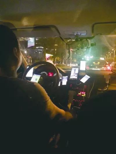 神总结:男司机开车时,右手最喜欢干嘛?