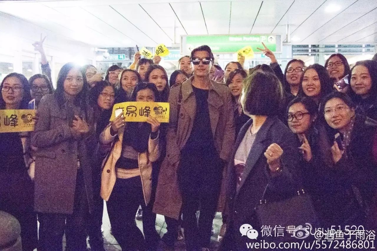 李易峰抵达纽约心情好  与蜜蜂合影甜度满分