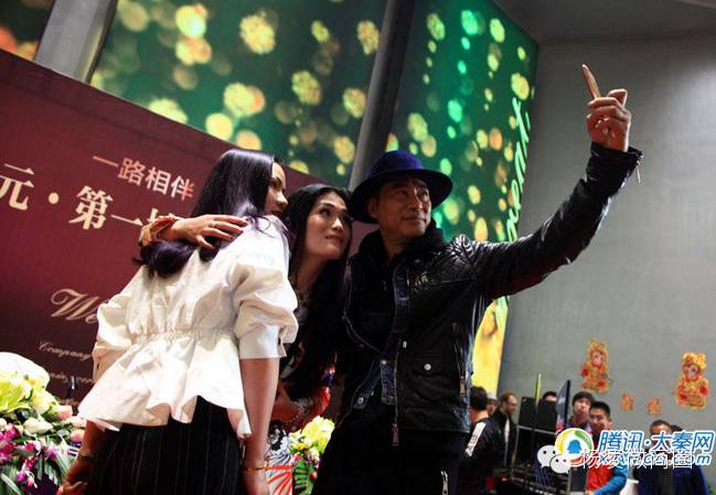 任达华安家西安 潮装现身遭美女围堵合影自拍