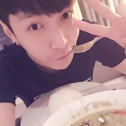 张艺兴节目突然晕倒,坏叔叔照顾暖心