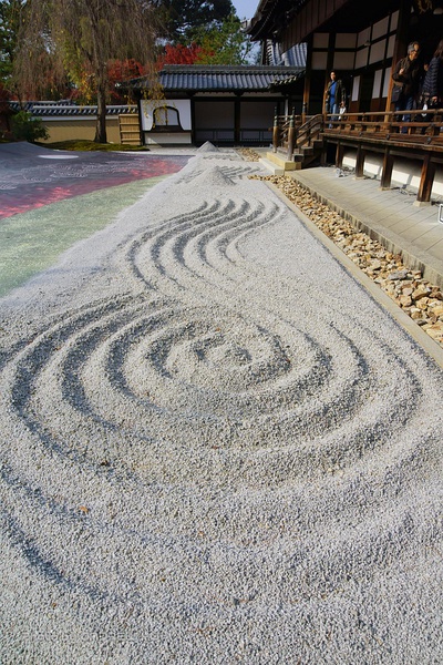 (建仁寺 枯山水庭)石头则可寓意大山,岛屿等等.