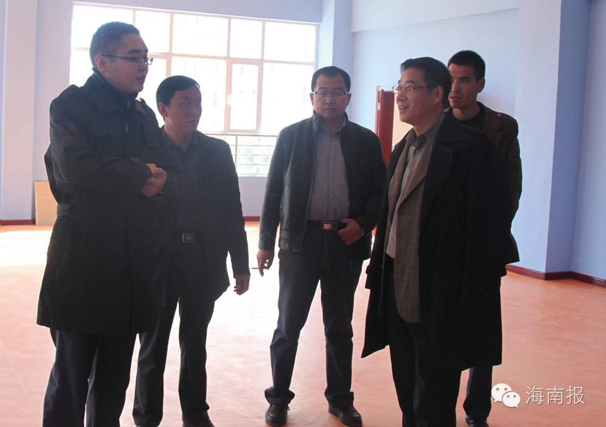 共和县委常委,副县长,援青干部王朝晖在县幼儿园调研