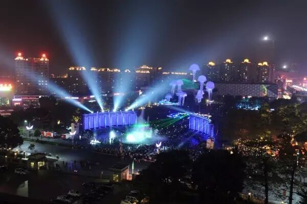 为抢占灯饰产业链智能高端，有企业想到了戴上VR去买灯