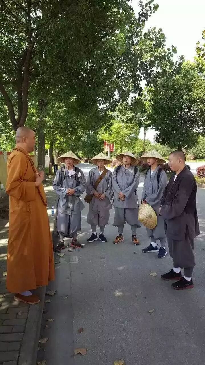 慧明大和尚及众法师看望行脚途中的昌贤法师