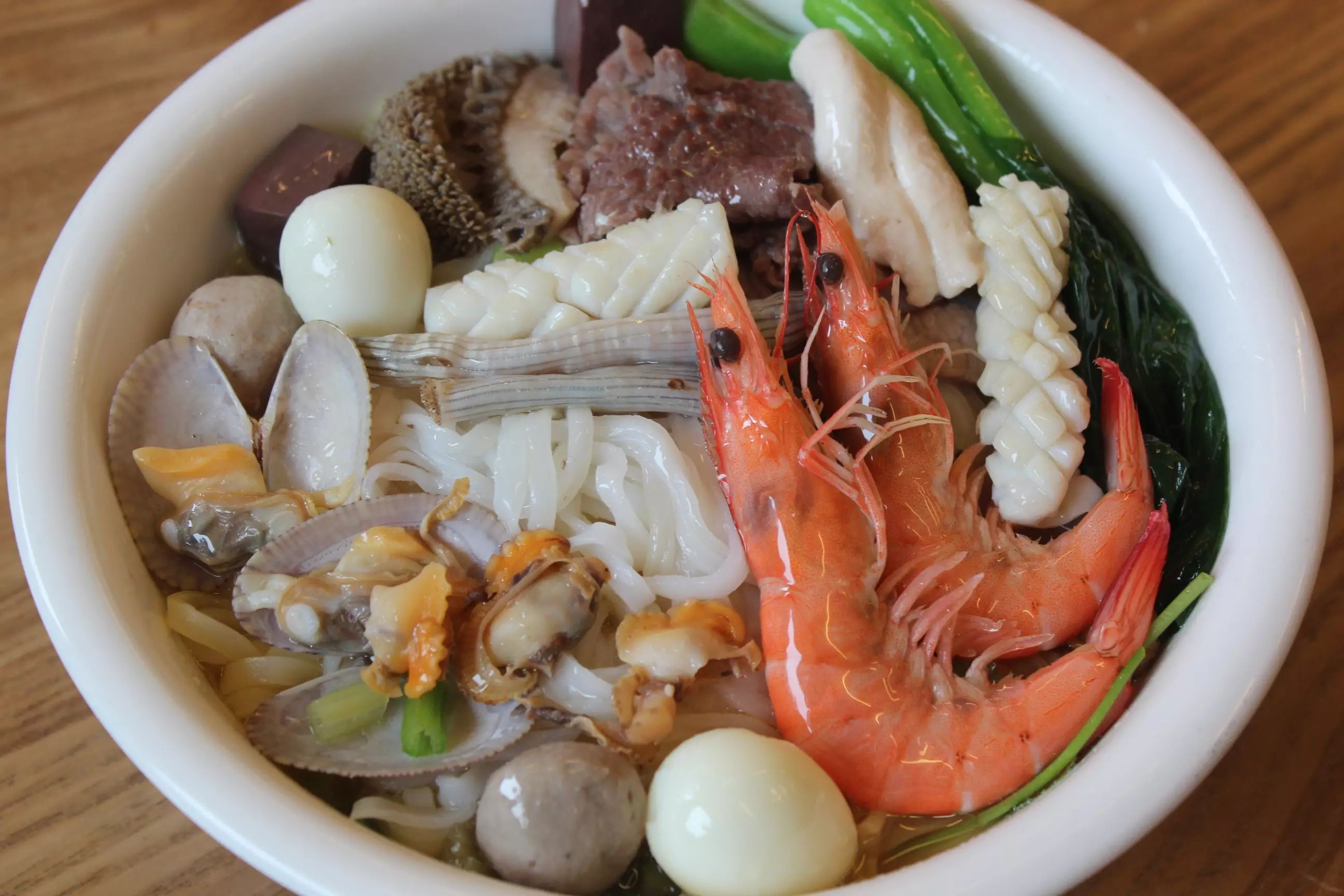 宏牛牛霸王海鲜粉选用上好的米粉,铺上新鲜的海鲜,牛杂,用传统工艺