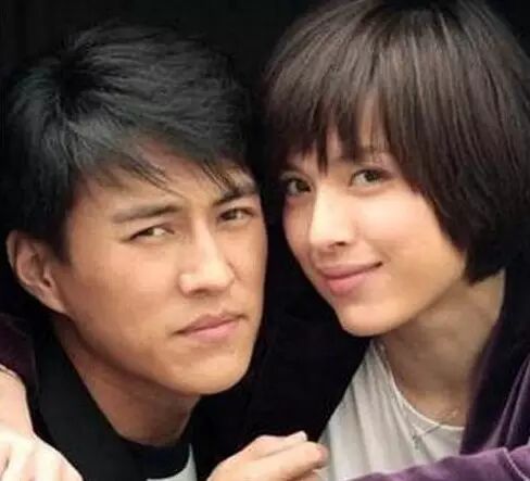 她和赵薇陈坤同学,头婚嫁富商,再婚搞定老干部靳东,...