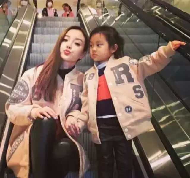 贾乃亮,你情人和你家媳妇穿一样衣服,还成“闺蜜”了!...